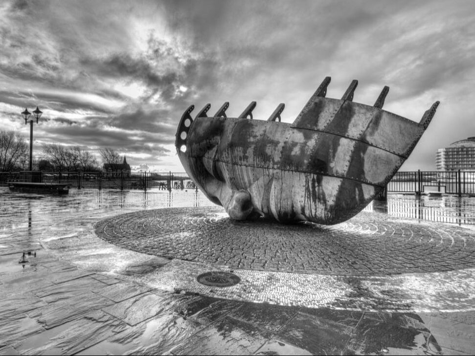 Merchant Seafarers' Memorial Cardiff, black and white, b&w